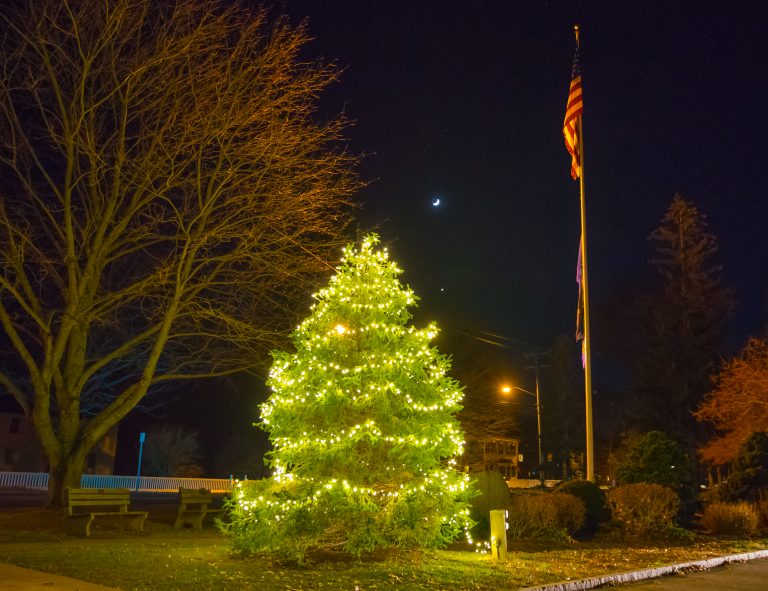 Read more about the article Christmas Tree on the Town Green – Madison CT